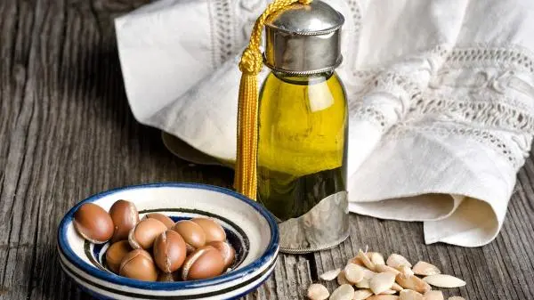 ارتفاع أسعار زيت الأركان المغربي يحوله إلى سلعة فاخرة خارج متناول المغاربة