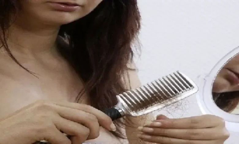 أسباب تساقط الشعر وكيفية التعامل معها حسب أخصائية الأمراض الجلدية