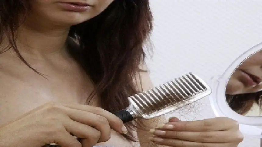 أسباب تساقط الشعر وكيفية التعامل معها حسب أخصائية الأمراض الجلدية