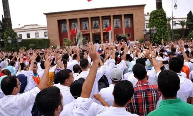 أطباء القطاع العام يشلون المستشفيات للمطالبة بالزيادة في الأجور