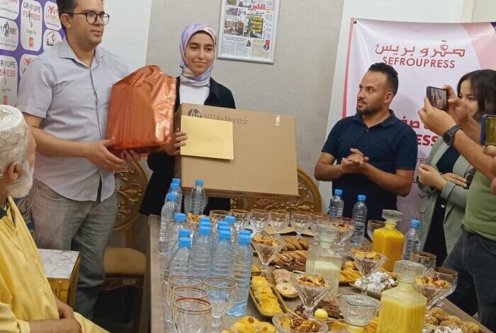 مؤسسة صفرو بريسللإعلام والتواصل تكرّم التلميذتين المتفوقتين في الباكالوريا بجهة فاس – مكناس