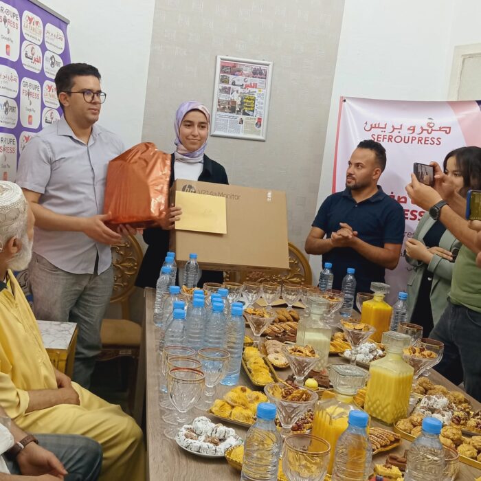 مؤسسة صفرو بريسللإعلام والتواصل تكرّم التلميذتين المتفوقتين في الباكالوريا بجهة فاس – مكناس
