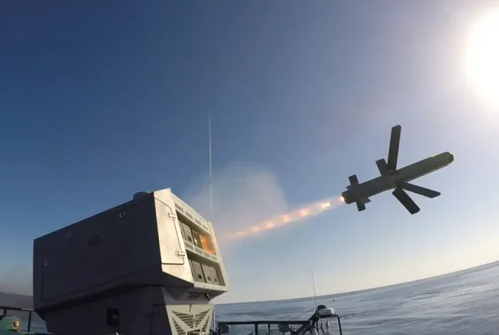 البحرية الملكية تعزز قدراتها بصواريخ إسرائيلية متطورة