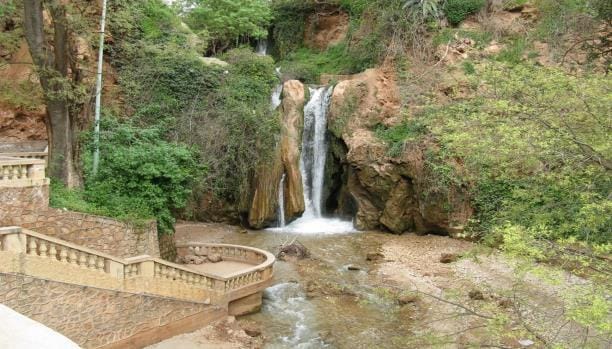موقف سيارات شلالات صفرو .. تساؤلات حول قانونية استمرار الاستغلال واستخلاص المبالغ المالية
